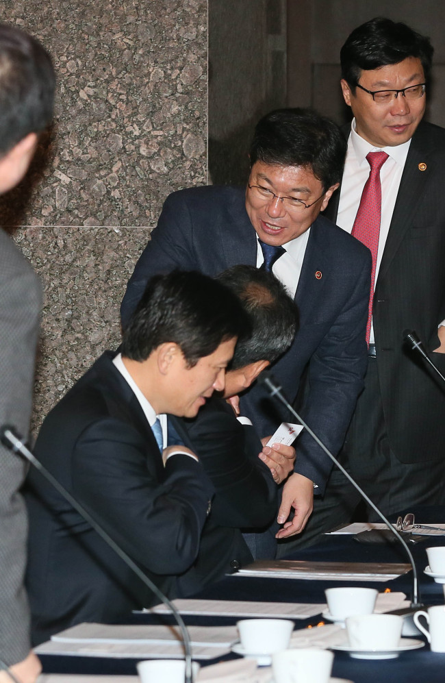 Industry Minister Yoon Sang-jick (second from right) meets top executives of big firms on Wednesday.  Yonhap