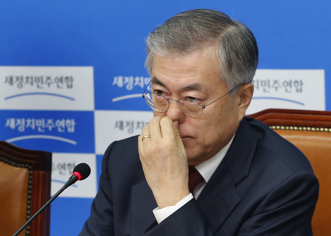 <YONHAP PHOTO-1453> 생각에 잠긴 문재인 대표 (서울=연합뉴스) 이상학 기자 = 새정치민주연합 문재인 대표가 11일 오전 국회에서 열린 최고위원회의에서 잠시 생각에 잠겨 있다. 2015.2.11 leesh@yna.co.kr/2015-02-11 14:01:11/ <저작권자 ⓒ 1980-2015 ㈜연합뉴스. 무단 전재 재배포 금지.>
Rep. Moon Jae-in, chairman of the main opposition New Politics Alliance for Democracy, attends the party’s supreme council meeting in Seoul on Wednesday.   Yonhap
Rep. Moon Jae-in, chairman of the main opposition New Politics Alliance for Democracy, attends the party’s supreme council meeting in Seoul on Wednesday.   Yonhap