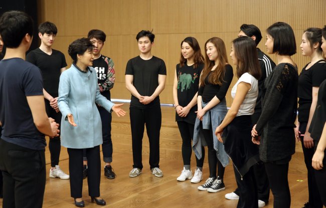 President Park Geun-hye speaks with musical actors in Seoul on Wednesday. (Yonhap)