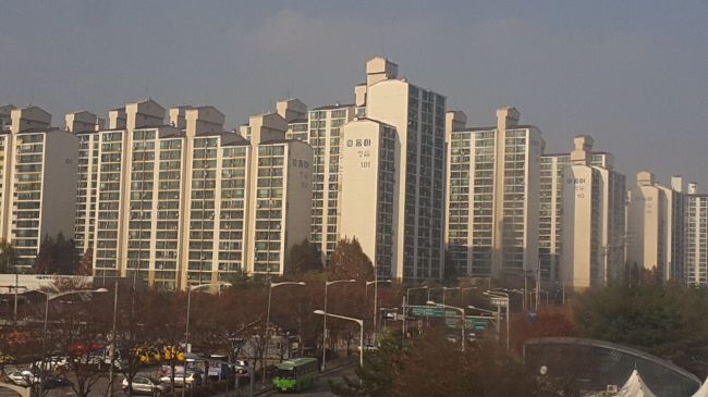 전세난 탓에 매매수요가 커지고 있는 가운데, 실제 거래는 가격이 상대적으로 저렴한 오래된 아파트에서 더 많이 이뤄진다. 도봉구의 아파트 단지 모습
