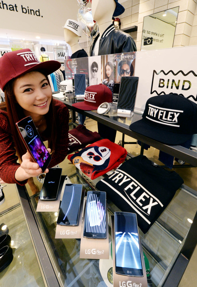 LG전자는 13일부터 삼성동 코엑스몰에 위치한 ‘바인드(BIND)’ 매장에서 ‘G 플렉스2’ 복합 체험존 ‘아티스트 존(Artist Zone)’을 오픈하고 고객을 위한 이벤트를 실시한다.  [사진제공=LG전자]
LG전자는 13일부터 삼성동 코엑스몰에 위치한 ‘바인드(BIND)’ 매장에서 ‘G 플렉스2’ 복합 체험존 ‘아티스트 존(Artist Zone)’을 오픈하고 고객을 위한 이벤트를 실시한다.  [사진제공=LG전자]
