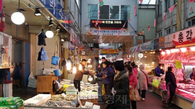 지난 11일 오전 서울 강서구에 위치한 방신재래시장에는 설 차례상을 준비하려는 사람들의 발걸음이 이어졌다. 좀 더 저렴한 가격에 식재료를 구매하려는 알뜰함에, 주부들은 선뜻 장바구니를 채우지 못한 채 좌판을 여러 번 맴돌았다. 김명섭 기자/msiron@