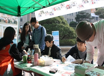 사단법인 생명나눔실천본부가 장기기증 희망등록, 환자 치료비 지원 등 다양한 활동을 펼치며 주목받고 있다.