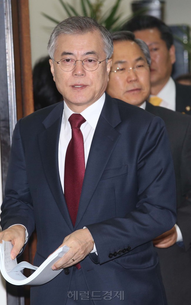 문재인 새정치민주연합 대표가 11일 오전 국회에서 열린 최고위원회의에 참석하기위해 회의장에 들어오고 있다.이길동기자.gdlee@heraldcorp.com