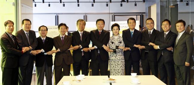 <YONHAP PHOTO-2053> 신동빈 롯데 회장, 부산 경제인과 창조경제 간담회 (서울=연합뉴스) 11일 부산을 찾은 신동빈 롯데그룹 회장이 부산창조경제혁신센터에서 부산지역 상공인들과 간담회를 한 후 참석자들과 기념 촬영을 하고 있다. 왼쪽부터 김병수 부산섬유패션산업연합회 부회장, 황각규 롯데정책본부 운영실장, 중소기업중앙회 부산울산지역 박평재 회장, 권동칠 한국신발산업협회 회장, 조성제 부산상공회의소 회장, 신동빈 롯데그룹 회장, 김경조 부산벤처기업협회 회장, BS금융지주 성세환 회장, 서태건 부산정보산업진흥원 원장, 조홍근 부산 창조경제혁신센터 센터장, 소진세 롯데정책본부 대외협력단장. 2015.2.11 << 롯데 제공 >> photo@yna.co.kr/2015-02-11 18:14:49/ <저작권자 ⓒ 1980-2015 ㈜연합뉴스. 무단 전재 재배포 금지.>
<YONHAP PHOTO-2053> 신동빈 롯데 회장, 부산 경제인과 창조경제 간담회 (서울=연합뉴스) 11일 부산을 찾은 신동빈 롯데그룹 회장이 부산창조경제혁신센터에서 부산지역 상공인들과 간담회를 한 후 참석자들과 기념 촬영을 하고 있다. 왼쪽부터 김병수 부산섬유패션산업연합회 부회장, 황각규 롯데정책본부 운영실장, 중소기업중앙회 부산울산지역 박평재 회장, 권동칠 한국신발산업협회 회장, 조성제 부산상공회의소 회장, 신동빈 롯데그룹 회장, 김경조 부산벤처기업협회 회장, BS금융지주 성세환 회장, 서태건 부산정보산업진흥원 원장, 조홍근 부산 창조경제혁신센터 센터장, 소진세 롯데정책본부 대외협력단장. 2015.2.11 << 롯데 제공 >> photo@yna.co.kr/2015-02-11 18:14:49/ <저작권자 ⓒ 1980-2015 ㈜연합뉴스. 무단 전재 재배포 금지.>