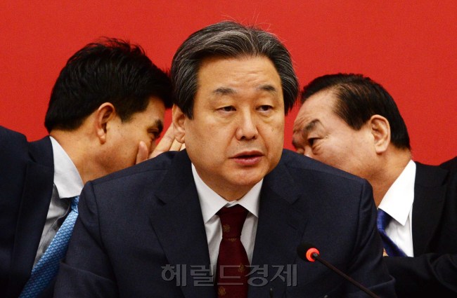 김무성 새누리당대표(가운데)가 12일 오전 국회에서 열린 최고위원회의에서 모두발언을 하고 있는 가운데 서청원(오른쪽),김태호최고위원이 이야기를 나누고 있다.이길동기자.gdlee@heraldcorp.com