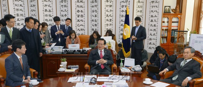 이완구 국무총리 후보자의 임명동의안 처리를 두고 12일 여야 원내대표와 원내수석부대표가 정의화 국회의장을 만나고 있다. 조해진 새누리당 원내수석부대표, 유승민 원내대표, 정의화 국회의장, 우윤근 새정치민주연합 원내대표, 안규백 원내수석부대표.이길동기자.gdlee@heraldcorp.com