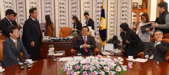 이완구 국무총리 후보자의 임명동의안 처리를 두고 12일 여야 원내대표와 원내수석부대표가 정의화 국회의장을 만나고 있다. 조해진 새누리당 원내수석부대표, 유승민 원내대표, 정의화 국회의장, 우윤근 새정치민주연합 원내대표, 안규백 원내수석부대표.이길동기자.gdlee@heraldcorp.com