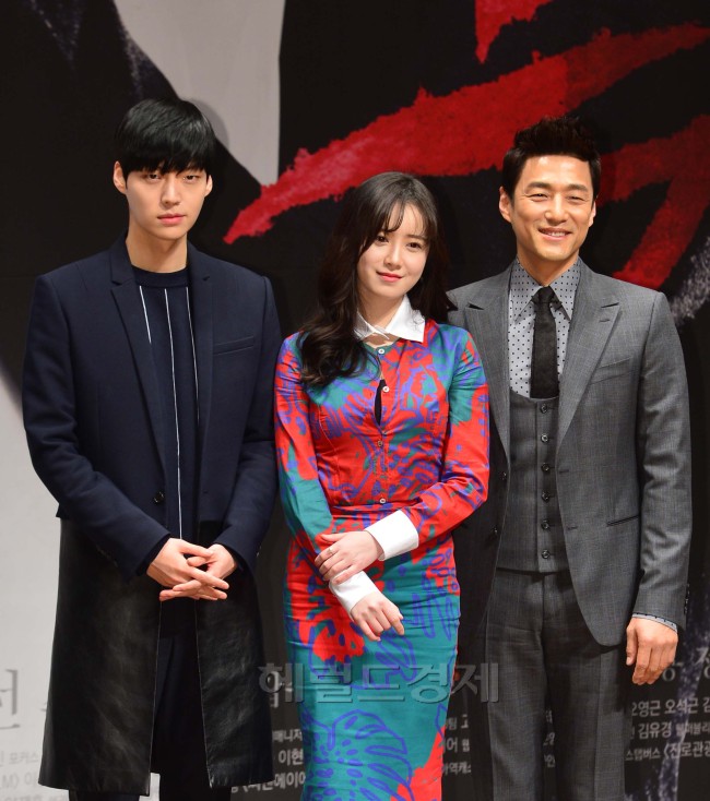 From left: Ahn Jae-hyun, Ku Hye-sun and Ji Jin-hee at a press conference for the new TV series “Blood” in Seoul on Wednesday.     Yoon Byung-chan/The Korea Herald
From left: Ahn Jae-hyun, Ku Hye-sun and Ji Jin-hee at a press conference for the new TV series “Blood” in Seoul on Wednesday.     Yoon Byung-chan/The Korea Herald