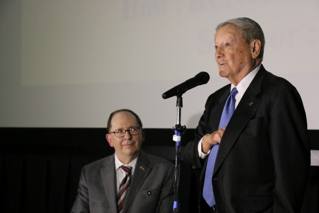 Retired Marine Corps Lt. Gen. Stephen Olmstead (right), who fought in the 1950-53 Korean War as a private first class, speaks after a special screening of “Ode to My Father,” near Washinton, D.C., Wednesday.   Yonhap