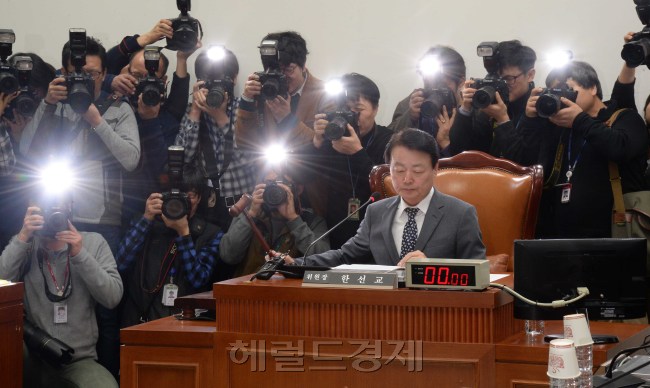한선교 인사청문위원장이 12일 오후 이완구 국무총리후보자 인사청문특별위원회 전체회의에서 여당 단독으로 이완구 국무총리후보자 인사청문보고서를 통과 시키고 있다.이길동기자.gdlee@heraldcorp.com
한선교 인사청문위원장이 12일 오후 이완구 국무총리후보자 인사청문특별위원회 전체회의에서 여당 단독으로 이완구 국무총리후보자 인사청문보고서를 통과 시키고 있다.이길동기자.gdlee@heraldcorp.com