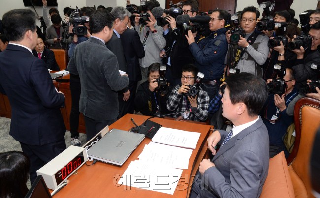 12일 오후 열린  이완구 국무총리후보자 인사청문특별위원회 전체회의에서 야당 특위위원들이 한선교 인사청문위원장에게  이완구 인사청문보고서 합의 처리를 주장하며 항의한후 회의장을 빠져나가고 있다. .이길동기자.gdlee@heraldcorp.com
