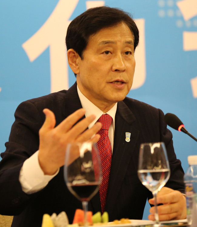 Hana Financial Group chairman Kim Jung-tae speaks at a news conference this week.  Yonhap