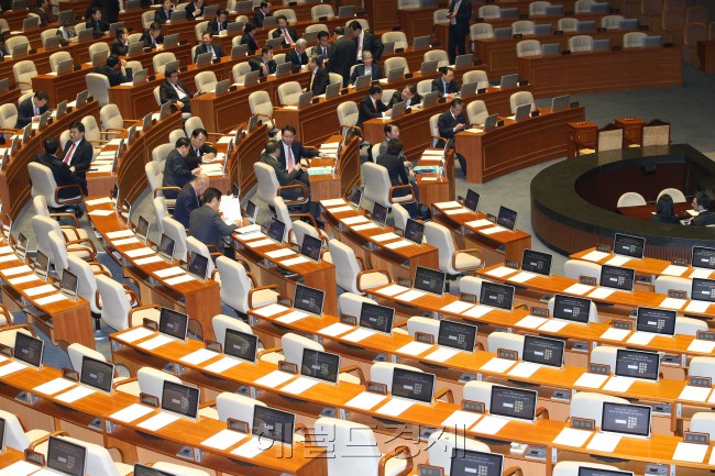 12일 오후 열린 예정인 국회 임시회 본회의에 야당이 불참한 가운데 여당의원들이 개회를 기다리고 있다.이길동기자.gdlee@heraldcorp.com