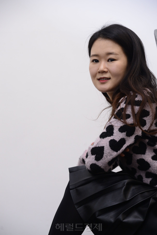 송지혜 컬러링작가. 박해묵 기자/mook@heraldcorp.com