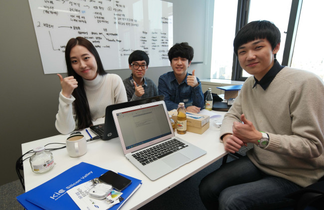 스쿨런처는 수업시간에 통화 차단, 학교ㆍ교사의 공지사항 알림 등 기능이 있는 학생용 스마트폰 애플리케이션(앱)을 개발 하고 있다.  박상욱(19ㆍ세종 국제고·맨 오른쪽) 스쿨런처 대표는 은수미(20), 이동헌(19), 안재욱(18) 등의 창업 동료들과 함께 “실리콘밸리에 진출해 한국의 마크 저커버거가 되겠다”며 당찬 꿈을 밝혔다.