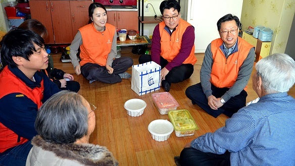 한화첨단소재 이선석 대표(오른쪽 두 번째)와 임직원들은 지난 12일 설을 앞두고 세종시 세종종합사회복지관에서 명절음식을 직접 만들어 인근 독거노인, 저소득층 가정에 전달했다.