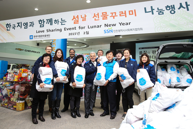 <YONHAP PHOTO-2177> 한국지엠, 설맞아 소외 이웃에 생필품 전달 (서울=연합뉴스) 12일 인천시 부평 한국지엠 본사에서 열린 '한국지엠과 함께하는 선물꾸러미 나눔행사'에서 세르지오 호샤 한국지엠 사장과 한창원 인천사회복지협의회 회장 등 참석자들이 선물 꾸러미를 들고 기념촬영을 하고 있다. 이들 생필품은 지역 저소득 노인 가구, 장애인·미혼모를 위한 사회복지시설 등에 전달됐다. 2015.2.12 << 한국지엠 제공 >> photo@yna.co.kr/2015-02-12 15:46:46/ <저작권자 ⓒ 1980-2015 ㈜연합뉴스. 무단 전재 재배포 금지.>
<YONHAP PHOTO-2177> 한국지엠, 설맞아 소외 이웃에 생필품 전달 (서울=연합뉴스) 12일 인천시 부평 한국지엠 본사에서 열린 '한국지엠과 함께하는 선물꾸러미 나눔행사'에서 세르지오 호샤 한국지엠 사장과 한창원 인천사회복지협의회 회장 등 참석자들이 선물 꾸러미를 들고 기념촬영을 하고 있다. 이들 생필품은 지역 저소득 노인 가구, 장애인·미혼모를 위한 사회복지시설 등에 전달됐다. 2015.2.12 << 한국지엠 제공 >> photo@yna.co.kr/2015-02-12 15:46:46/ <저작권자 ⓒ 1980-2015 ㈜연합뉴스. 무단 전재 재배포 금지.>