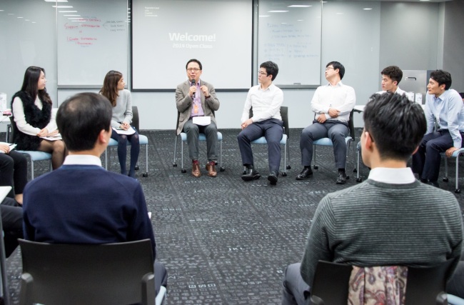 Kim Hoh (sixth from right) conducts a workshop at Hyundai Card last year.  THE LAB h