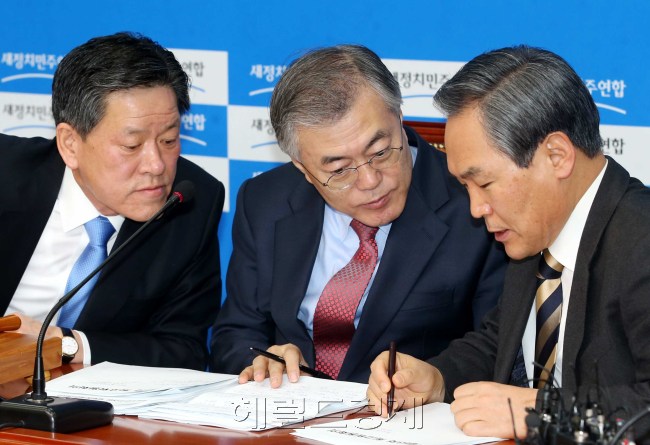 문재인 새정치민주연합 대표(가운데)가 13일 오전 국회에서 열린 최고위원회의에서 우윤근원내대표(오른쪽),주승용최고위원과 대화를 하고 있다.이길동기자.gdlee@heraldcorp.com
문재인 새정치민주연합 대표(가운데)가 13일 오전 국회에서 열린 최고위원회의에서 우윤근원내대표(오른쪽),주승용최고위원과 대화를 하고 있다.이길동기자.gdlee@heraldcorp.com