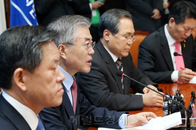 문재인 새정치민주연합 대표가 13일 오전 국회에서 열린 최고위원회의에서 모두발언을 하고 있다.이길동기자.gdlee@heraldcorp.com
새정치연합 문재인 대표가 이완구 국무총리 후보자에 대한 적합도 여론조사를 실시하자고 제안했지만, 새누리당 유승민 원내대표가 합의하자고 해놓고 하루 만에 말을 바꾼다며 유감을 표명했다.  이길동 기자/gdlee@