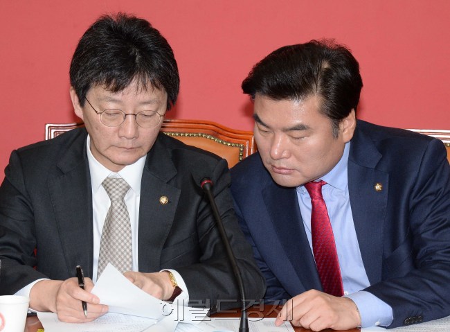 유승민 새누리당 원내대표가 13일 오전 국회에서 열린 원내대표단 정책위의장단 연석회의에서 원유철 정책위의장과 이야기를 나누고 있다.이길동기자.gdlee@heraldcorp.com
유승민 새누리당 원내대표가 13일 오전 국회에서 열린 원내대표단 정책위의장단 연석회의에서 원유철 정책위의장과 이야기를 나누고 있다.이길동기자.gdlee@heraldcorp.com