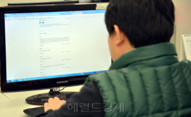 현직 부장판사가 수년간 악성 댓글을 달아온 것으로 알려져 파장이 커지고 있다. 전문가들은 “익명성 뒤에서 내재된 ‘악’을 표출하고자 하는 심리는 누구에게나 있다”고 분석했다. 김명섭 기자/msiron@heraldcorp.com