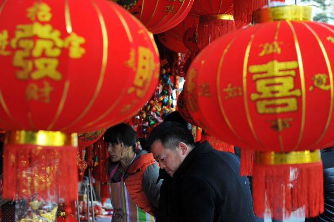 <YONHAP PHOTO-2439> Chinese customers buy decorations for the upcoming Chinese Lunar New Year of the sheep in Lin'an, east China's Zhejiang province on February 12, 2015. The Lunar New Year begins on February 19. CHINA OUT AFP PHOTO../2015-02-12 17:50:05/ <저작권자 ⓒ 1980-2015 ㈜연합뉴스. 무단 전재 재배포 금지.>
Chinese customers buy decorations for the Lunar New Year in Linan, Zhejiang province.    AFP-Yonhap
