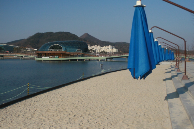 Sejong City residents walk toward one of the government complex’s raised walkways. (Matthew Crawford/The Korea Herald)