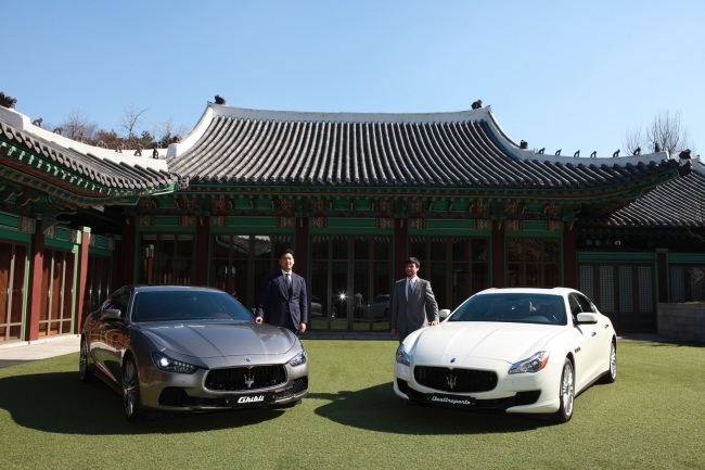 Maserati Japan CEO Fabrizio Cazzoli (right) poses next to a diesel-powered Quattroporte with Forza Motors Korea chief Lee Gun-hun, who stands next to a Ghibli S, during a press event in Seoul on Thursday.   FMK Korea