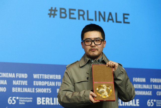 Na Young-kil shows off the Golden Bear award for best short film during a press conference after the award ceremony at the 2015 Berlin International Film Festival in Berlin, Saturday.    AP-Yonhap
