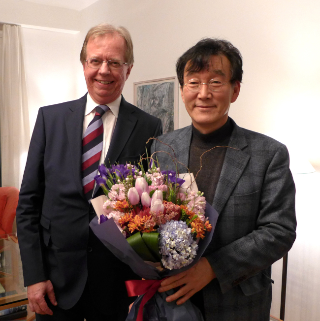 Korean novelist Ha Il-ji (right) poses with Swedish Ambassador to Korea Lars Danielsson at the 37th Seoul Literary Society gathering at the ambassador’s residence in Seoul on Tuesday.   Joel Lee/The Korea Herald