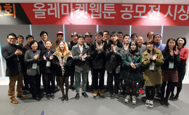<YONHAP PHOTO-0542> KT 제2회 올레마켓 웹툰 공모전 시상식 (서울=연합뉴스) KT(회장 황창규)는 자사 웹툰 플랫폼인 올레마켓웹툰을 이끌어 갈 참신한 신예작가 발굴 및 육성을 목적으로 제2회 올레마켓웹툰 공모전을 개최하고 KT광화문East사옥에서 대상을 비롯한 최종 6개 작품을 시상했다고 15일 밝혔다. 지난 13일 KT광화문 East사옥에서 전문가 심사단과 수상자, KT관계자들이 기념촬영을 하고 있다. 2015.2.15 << KT 제공 >> photo@yna.co.kr/2015-02-15 11:32:55/ <저작권자 ⓒ 1980-2015 ㈜연합뉴스. 무단 전재 재배포 금지.>
<YONHAP PHOTO-0542> KT 제2회 올레마켓 웹툰 공모전 시상식 (서울=연합뉴스) KT(회장 황창규)는 자사 웹툰 플랫폼인 올레마켓웹툰을 이끌어 갈 참신한 신예작가 발굴 및 육성을 목적으로 제2회 올레마켓웹툰 공모전을 개최하고 KT광화문East사옥에서 대상을 비롯한 최종 6개 작품을 시상했다고 15일 밝혔다. 지난 13일 KT광화문 East사옥에서 전문가 심사단과 수상자, KT관계자들이 기념촬영을 하고 있다. 2015.2.15 << KT 제공 >> photo@yna.co.kr/2015-02-15 11:32:55/ <저작권자 ⓒ 1980-2015 ㈜연합뉴스. 무단 전재 재배포 금지.>