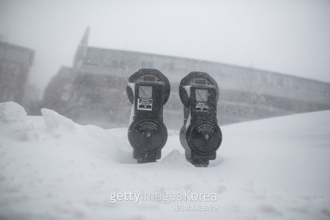 미국 매사추세츠주 보스턴에 15일 눈폭탄이 내려 거리에 있는 주차계기판이 덮힐 정도까지 눈이 쌓였다. [사진 게티이미지]
미국 매사추세츠주 보스턴에 15일 눈폭탄이 내려 거리에 있는 주차계기판이 덮힐 정도까지 눈이 쌓였다. [사진 게티이미지]