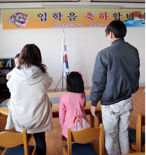 An elementary school in Ulsan holds an entrance ceremony with only one student and her family members attending.    Yonhap