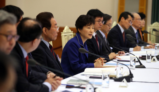 President Park Geun-hye speaks at a meeting with the unification preparatory committee at Cheong Wa Dae on Monday.   Yonhap