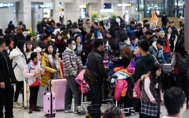 춘절을 앞두고 연휴를 한국에서 보내려는 중국 관광객들이 최근 영종도 인천공항을 통해 입국하고 있다. 이번 춘절에서 중국인 관광객들은 실속 구매의 모습을 보이면서, 일부는 여전히 ‘통큰 구매’라는 이중 패턴을 보일 것으로 전망된다. 이상섭 기자/babtong@heraldcorp.com