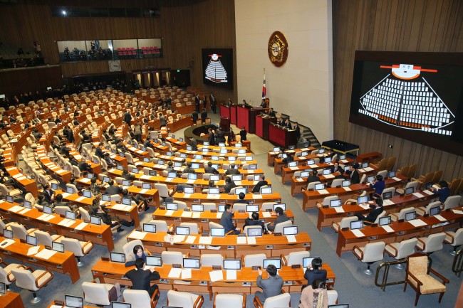 Lawmakers vote on Lee Wan-koo’s nomination as prime minister at the National Assembly in Seoul on Monday.   Yonhap