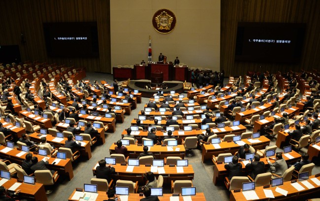 16일 오후 열린 국회 임시회 본회의에서 이완구 국무총리 후보자 임명동의안이 찬성148 반대 128로 통과되고 있다.이길동기자.gdlee@heraldcorp.com
16일 오후 열린 국회 임시회 본회의에서 이완구 국무총리 후보자 임명동의안이 찬성148 반대 128로 통과되고 있다.이길동기자.gdlee@heraldcorp.com