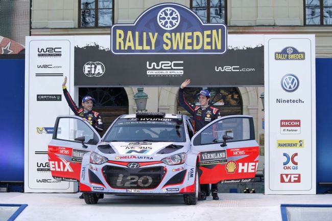 현대자동차는 지난 12∼15일 스웨덴서 열린 ‘2015 월드랠리챔피언십(WRC)’ 2차 대회에서 소속 선수인 티에리 누빌이 2위에 입상했다고 밝혔다. 현대차 월드랠리팀은 총 28점의 포인트를 획득해 제조사 부문 1위에 올랐다. 현대차 월드랠리팀은 지난달 모나코 개막경기에서는 폴크스바겐에 이어 2위를 기록한 바 있다. [사진제공=현대자동차]