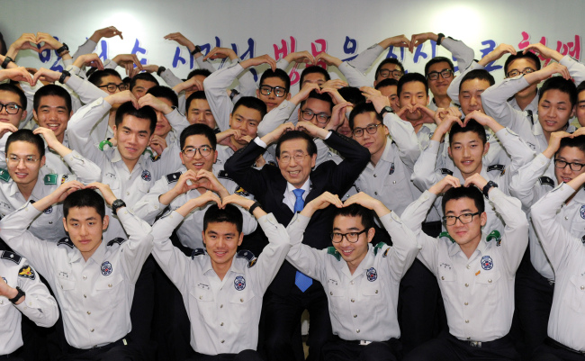 <YONHAP PHOTO-1793> 박원순 시장, 남대문경찰서 격려 방문 (서울=연합뉴스) 박원순 서울시장이 설 연휴를 이틀 앞둔 16일 서울 남대문경찰서를 방문, 의경들과 두 팔로 하트를 만들며 기념촬영을 하고 있다. 2015.2.16 << 서울시 제공 >> photo@yna.co.kr/2015-02-16 18:43:11/ <저작권자 ⓒ 1980-2015 ㈜연합뉴스. 무단 전재 재배포 금지.>
<YONHAP PHOTO-1793> 박원순 시장, 남대문경찰서 격려 방문 (서울=연합뉴스) 박원순 서울시장이 설 연휴를 이틀 앞둔 16일 서울 남대문경찰서를 방문, 의경들과 두 팔로 하트를 만들며 기념촬영을 하고 있다. 2015.2.16 << 서울시 제공 >> photo@yna.co.kr/2015-02-16 18:43:11/ <저작권자 ⓒ 1980-2015 ㈜연합뉴스. 무단 전재 재배포 금지.>