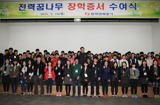 <YONHAP PHOTO-1733> 한전, 광주·전남 전력꿈나무들에게 장학증서 수여 (서울=연합뉴스) 한국전력은 16일 전남 나주 본사에서 회사 창립 117주년을 기념해 광주·전남지역 전력꿈나무 117명에게 총 1억원의 장학금을 지급했다. 2015.2.16 << 한국전력 제공 >> photo@yna.co.kr/2015-02-16 17:44:51/ <저작권자 ⓒ 1980-2015 ㈜연합뉴스. 무단 전재 재배포 금지.>
<YONHAP PHOTO-1733> 한전, 광주·전남 전력꿈나무들에게 장학증서 수여 (서울=연합뉴스) 한국전력은 16일 전남 나주 본사에서 회사 창립 117주년을 기념해 광주·전남지역 전력꿈나무 117명에게 총 1억원의 장학금을 지급했다. 2015.2.16 << 한국전력 제공 >> photo@yna.co.kr/2015-02-16 17:44:51/ <저작권자 ⓒ 1980-2015 ㈜연합뉴스. 무단 전재 재배포 금지.>