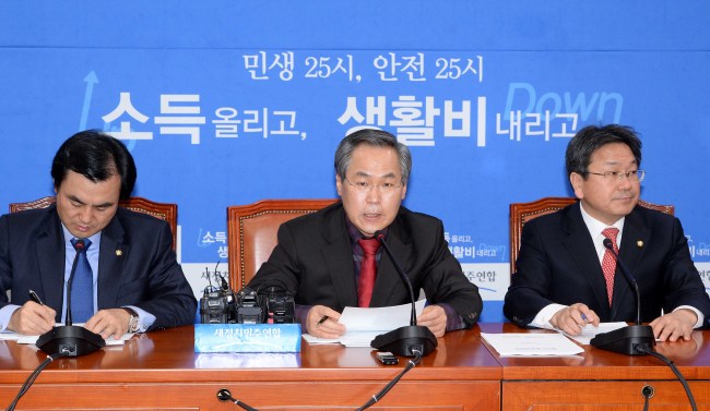우윤근 새정치민주연합 원내대표가 17일 오전 국회에서 열린 원내대책회의에서 모두발언을 하고 있다.이길동기자.gdlee@heraldcorp.com
우윤근 새정치민주연합 원내대표가 17일 오전 국회에서 열린 원내대책회의에서 모두발언을 하고 있다.이길동기자.gdlee@heraldcorp.com
