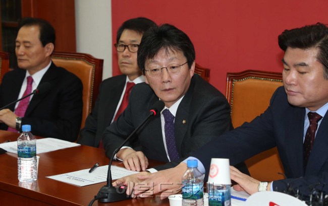 새누리당 유승민 원내대표는 17일 국회에서 열린 원내대책회의에 참석해 모두발언을 하고 있다. 유 원내대표는 “설연휴 이후에는 일하는 국회, 민생 챙기는 국회가 되기를 기대한다”며, “세월호 유가족들이 원하는 조사위원회 활동도 빨리 이뤄지고 인양문제도 당정청 협의해서 빨리 추진될 수 있도록 하겠다”고 밝혔다. 이길동 기자/gdlee@heraldcorp.com