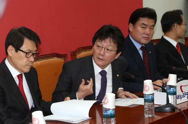 유승민 새누리당 원내대표가 17일 오전 국회에서 열린 원내대책회의에서 모두발언을 하고 있다.이길동기자.gdlee@heraldcorp.com
유승민 새누리당 원내대표가 17일 오전 국회에서 열린 원내대책회의에서 모두발언을 하고 있다.이길동기자.gdlee@heraldcorp.com