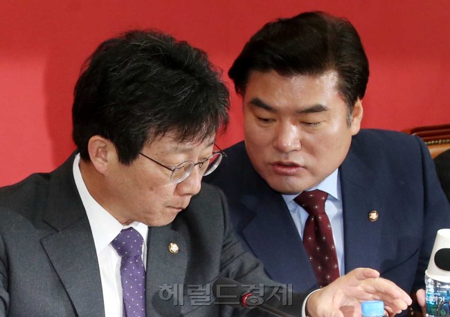 유승민 새누리당 원내대표가 17일 오전 국회에서 열린 원내대책회의에서 원유철 정책위의장과 이야기를 나누고 있다.이길동기자.gdlee@heraldcorp.com
유승민 새누리당 원내대표가 17일 오전 국회에서 열린 원내대책회의에서 원유철 정책위의장과 이야기를 나누고 있다.이길동기자.gdlee@heraldcorp.com