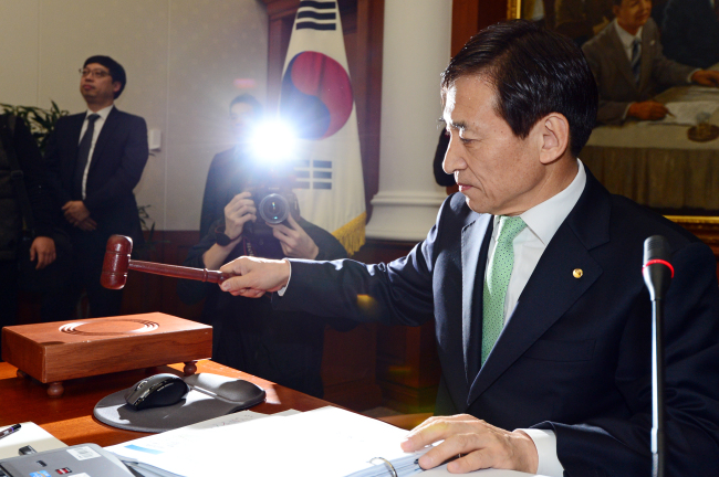 이주열 한국은행 총재가 17일 오전 서울 중구 남대문로 한국은행 본점에서 금융통화위원회 전체회의 개회를 알리는 의사봉을 두드리고 있다. 2015.2.17
이주열 한국은행 총재가 17일 오전 서울 중구 남대문로 한국은행 본점에서 금융통화위원회 전체회의 개회를 알리는 의사봉을 두드리고 있다. 2015.2.17