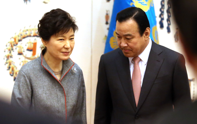 Prime Minister Lee Wan-koo listens to President Park Geun-hye during his appointment ceremony at Cheong Wa Dae on Tuesday.   Yonhap