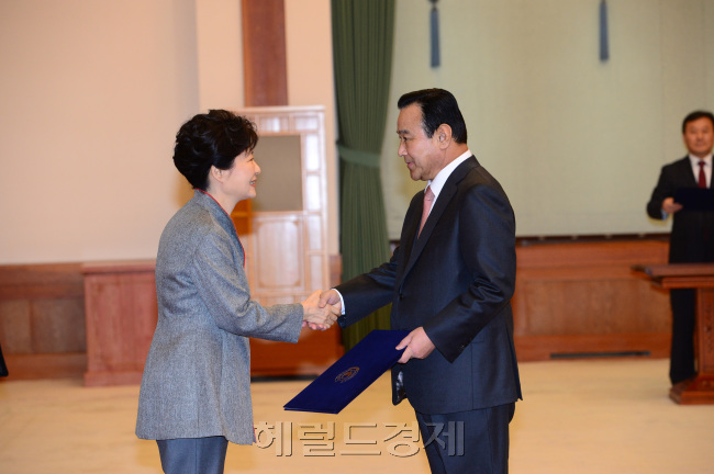 이완구 신임 국무총리가 17일 오전 청와대에서 박근혜 대통령으로부터 임명장을 받는 모습.   박현구 기자/phko@heraldcorp.com