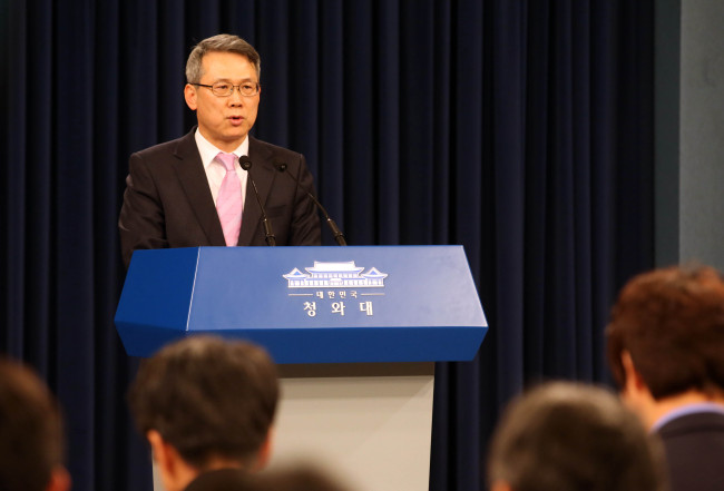 Senior presidential secretary for press Yoon Doo-hyun announces President Park Geun-hye's latest personnel decisions on Tuesday. (Yonhap)